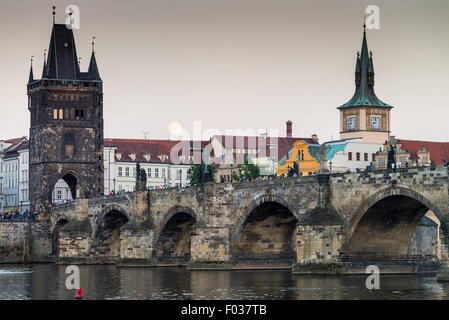 Tour du pont du pont Charles à Prague République Tchèque Europe Moonlight Banque D'Images