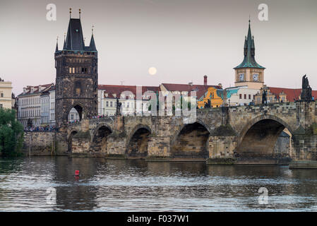 Tour du pont du pont Charles à Prague République Tchèque Europe Moonlight Banque D'Images