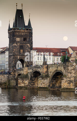 Tour du pont du pont Charles à Prague République Tchèque Europe Moonlight Banque D'Images