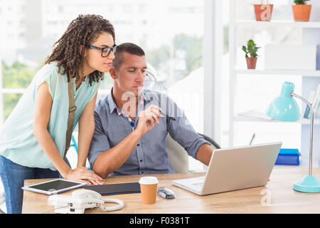 Businessman montrant son travail sur ordinateur portable Banque D'Images