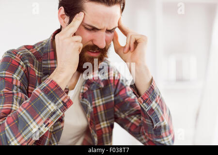 Homme d'avoir un mal de tête Hipster Banque D'Images