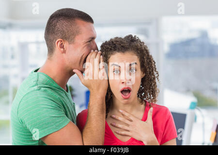 Businessman whispering secret de son collègue Banque D'Images