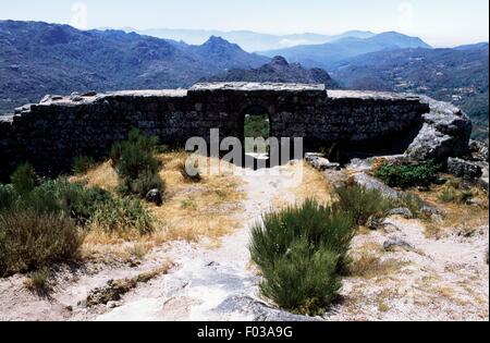 Ruines du château de Castro Laboreiro, Parc National de Peneda-Geres (Parque Nacional da Peneda-Geres), au Portugal. Banque D'Images