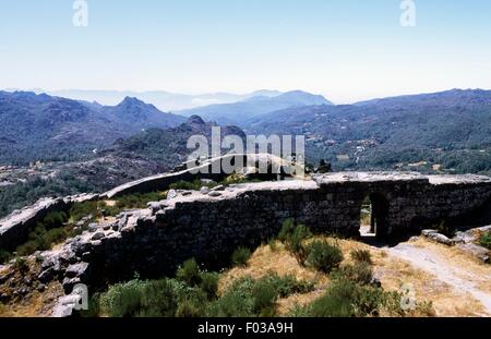 Ruines du château de Castro Laboreiro, Parc National de Peneda-Geres (Parque Nacional da Peneda-Geres), au Portugal. Banque D'Images