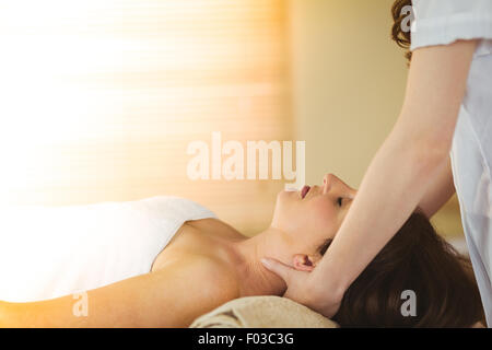 Young woman getting a massage Banque D'Images