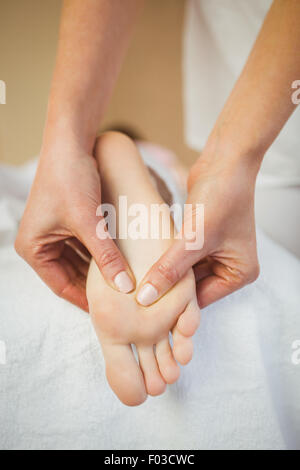 Young woman getting massage des pieds Banque D'Images