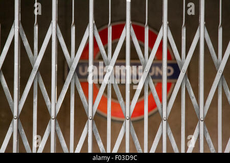 London,UK. 6 août 2015. Les stations de métro sont fermées au cours d'une grève de 24 heures par le personnel plus de payer à l'origine de la misère et de l'interruption de voyage à des millions de banlieusards Crédit : amer ghazzal/Alamy Live News Banque D'Images