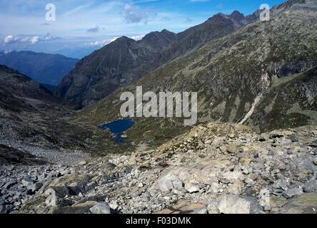 Lac de montagne près de Miller Pass, parc régional de l'Adamello Adamello, groupe, Lombardie, Italie. Banque D'Images