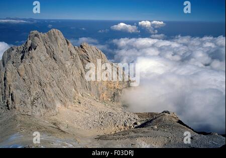 Les nuages bas épais sur le Corno Piccolo, Gran Sasso d'Italia, région des Abruzzes, en Italie. Banque D'Images