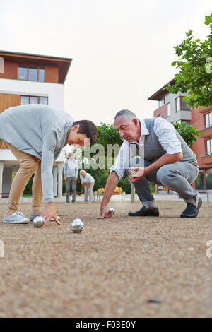 Groupe principal de jouer ensemble en dehors de la boule dans une ville Banque D'Images