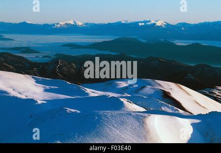 L'Aquila plain vu de la Duca degli Abruzzi refuge, Campo Imperatore, Gran Sasso et Monti della Laga National Park, Abruzzes, Italie. Banque D'Images