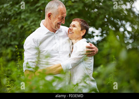 Couple amoureux enlacés dans la nature en été Banque D'Images