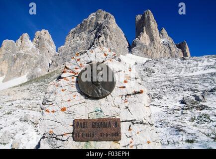 Plaque à la mémoire de l'alpiniste et écrivain autrichien Paul Grohmahnn (1838-1908), les Trois Cimes de Lavaredo (Dolomites de Sexten, Liste du patrimoine mondial de l'UNESCO, 2009), Vénétie, Italie. Banque D'Images