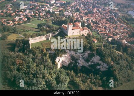 Vue aérienne de la forteresse Rocca di Angera - Lac Majeur, Lombardie, Italie Banque D'Images