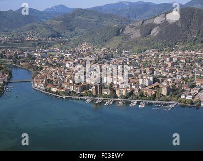 Italie - Lombardie - Sarnico - vue aérienne Banque D'Images