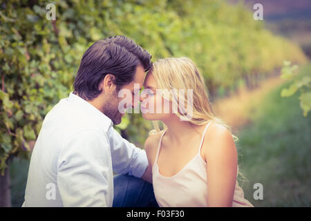 Jeune couple ayant un moment romantique Banque D'Images