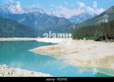 Lac Barcis avec Crep Nudo montagne dans l'arrière-plan, Gela, Frioul-Vénétie Julienne, Italie. Banque D'Images