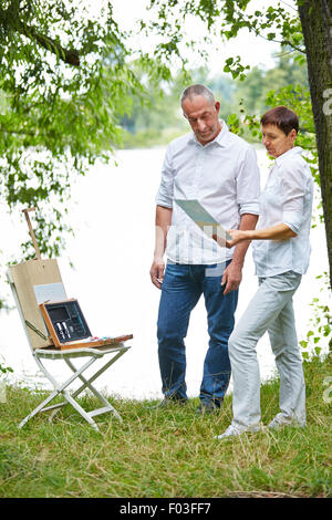 Young couple Cours de peinture dans la nature en été Banque D'Images