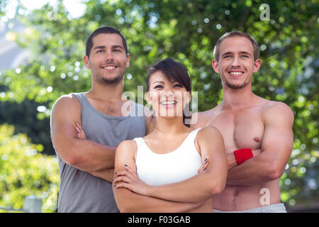 Les athlètes extrêmes Smiling standing with arms crossed Banque D'Images