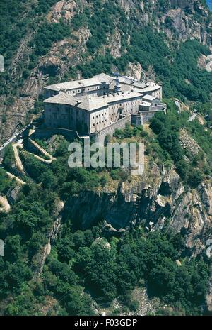 Vue aérienne du fort de Bard - Province d'Aoste, Val d'Aoste, Italie Banque D'Images