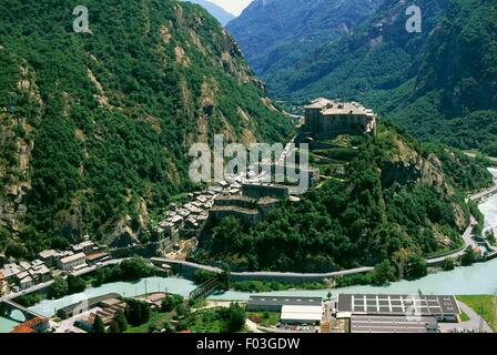 Vue aérienne du fort de Bard - Province d'Aoste, Val d'Aoste, Italie Banque D'Images