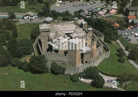 Vue aérienne de Fenis château dans la vallée de Clavalite' - Fenis, Province d'Aoste, Val d'Aoste, Italie Banque D'Images