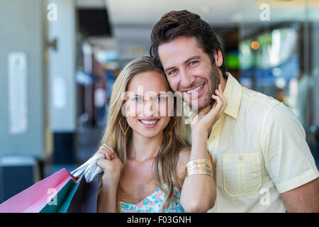 Femme de toucher avec amour face de son petit ami Banque D'Images