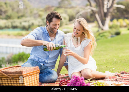 Cute couple sur date de verser le vin dans un verre Banque D'Images