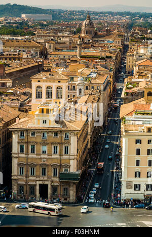 Les toits de Rome, y compris le dôme de l'église San Carlo al Corso. Italie Banque D'Images