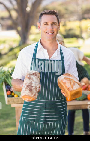 Farmer Smiling man holding pains Banque D'Images