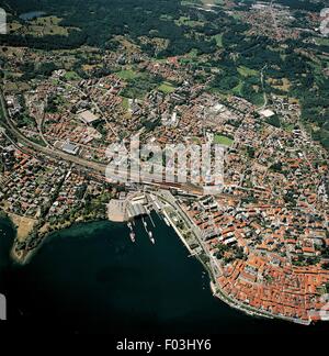 Vue aérienne d'Arona, sur le Lac Majeur ou Verbano - province de Novare, Piémont, Italie Banque D'Images