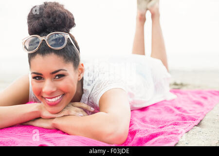 Smiling woman lying on towel Banque D'Images