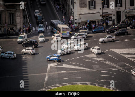 Busy traffic chaotique au rond-point intersection sur la route de Rome Banque D'Images