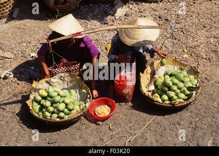 Les vendeurs de fruits au marché Binh Tay Cho, quartier chinois de Cho Lon, Thanh Pho Ho Chi Minh, Vietnam. Banque D'Images