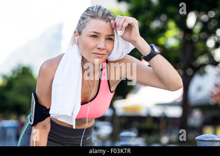 Un beau sportif avec une serviette au repos Banque D'Images