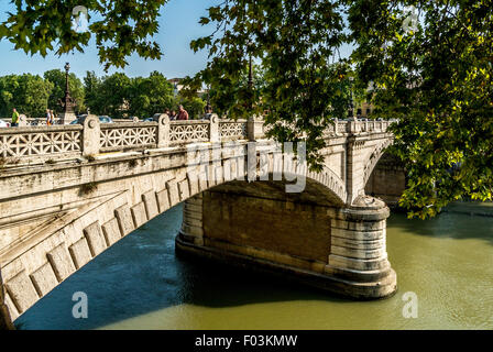 Ponte Giuseppe Mazzini, également connu sous le nom de Ponte Mazzini traversant le Tibre. Rome, Italie. Banque D'Images