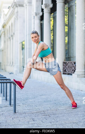 Une belle femme étend sa jambe Banque D'Images