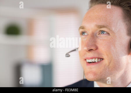 Heureux de travail agent de centre d'appel Banque D'Images