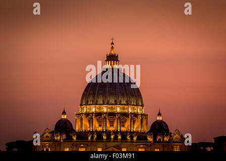 La basilique Saint Pierre. La nuit de la Cité du Vatican, Rome. L'Italie. Banque D'Images