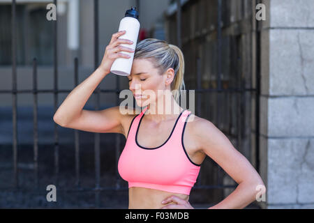Une belle femme tenant une bouteille d'eau Banque D'Images