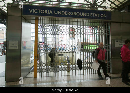 London,UK. 6 août 2015. Les stations de métro sont fermées au cours d'une grève de 24 heures par le personnel plus de payer à l'origine de la misère et de l'interruption de voyage à des millions de banlieusards Crédit : amer ghazzal/Alamy Live News Banque D'Images