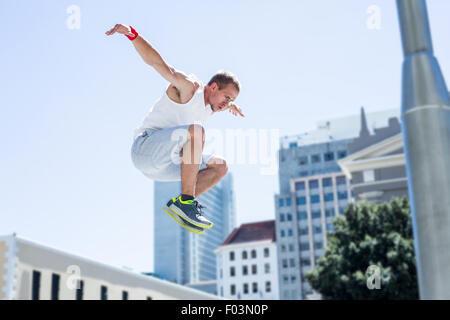 Man doing Parkour dans la ville Banque D'Images