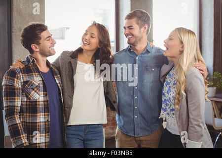 Smiling friends rire et mettre les bras autour de l'autre Banque D'Images