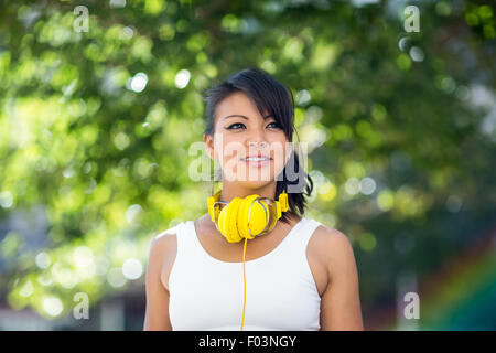 Athletic femme portant un casque jaune Banque D'Images