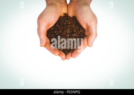 Vue en gros plan de mains montrant les grains de café Banque D'Images