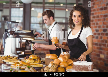 Smiling waitress holding de pain avec tong Banque D'Images