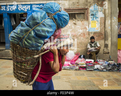 Katmandou, Népal. 6e août, 2015. Un homme porte les concombres à un marché à Katmandou. © Jack Kurtz/ZUMA/Alamy Fil Live News Banque D'Images