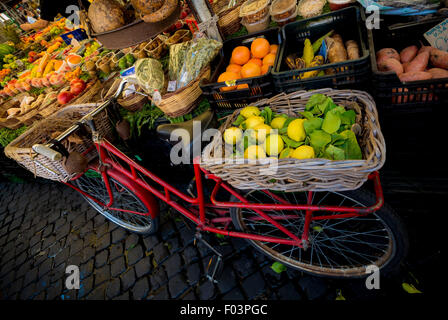 Panier de citrons sur l'arrière d'une bicyclette à Campo de' Fiori marché alimentaire en plein air à Rome., en Italie. Banque D'Images