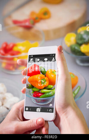 Image composite de part holding smartphone Banque D'Images