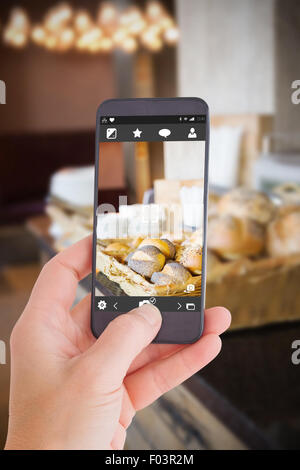 Image composite de la main tenant un smartphone Banque D'Images